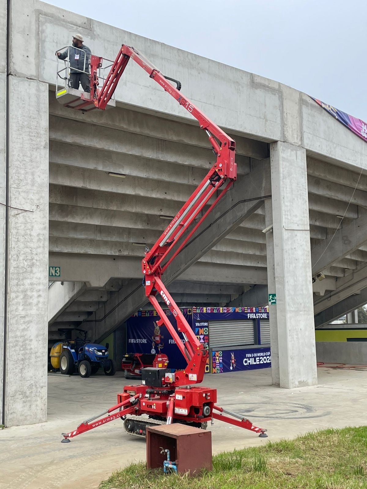 Plataforma Aérea Spiderlift CMC S15 de ARMAG en faena