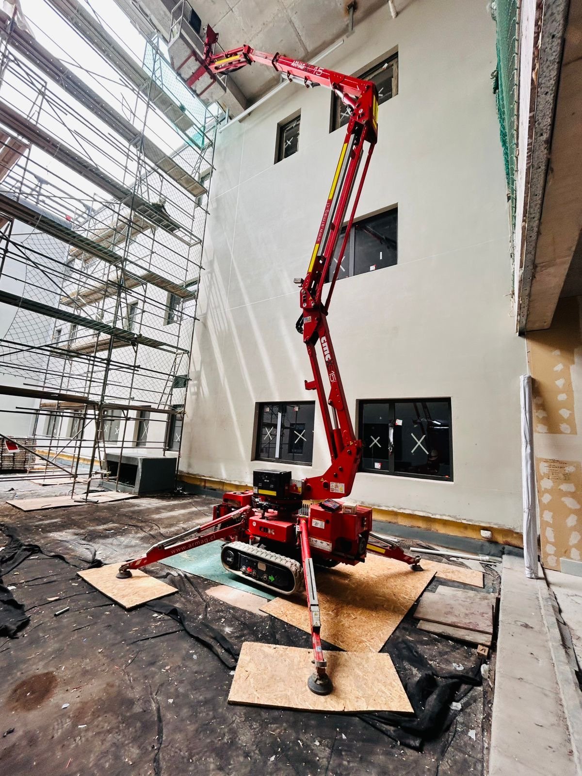 Plataforma Aérea Spiderlift CMC S15 de ARMAG en faena